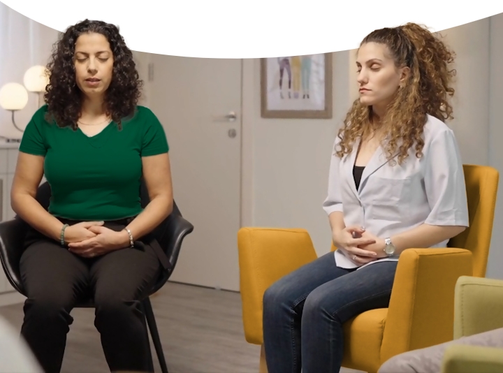 תמונת אוירה של 2 נשים עוצמות עיניים עם ידיים על הבטן